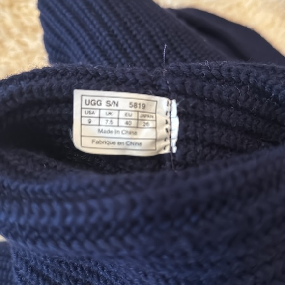 Knit UUG boots barely worn. Great condition no piling. - Picture 5 of 6